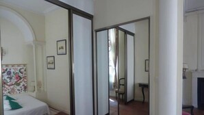 1 slaapkamer, een bureau, een strijkplank/strijkijzer, internet