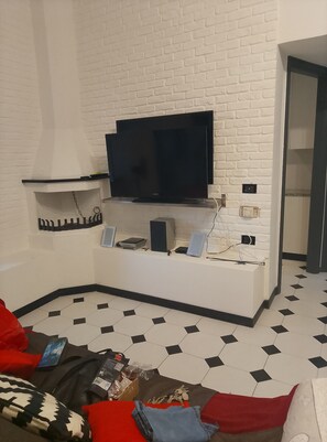 Fernseher, Kamin, Bücher
