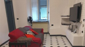 Fernseher, Kamin, Bücher