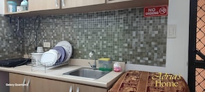 Refrigerador, placa de cocina, utensilios de cocina