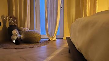 3 bedrooms, iron/ironing board, internet, bed sheets