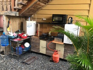 KĂŒhlschrank, Ofen, Herdplatte, Wasserkocher mit Kaffee-/Teezubehör