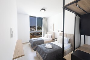 5 bedrooms, iron/ironing board, Internet, bed sheets