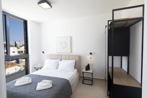 5 bedrooms, iron/ironing board, Internet, bed sheets