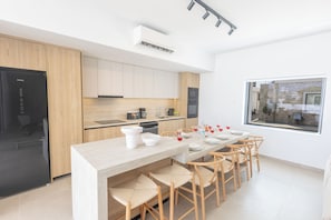 Réfrigérateur, four à micro-ondes, un four, surface de cuisson