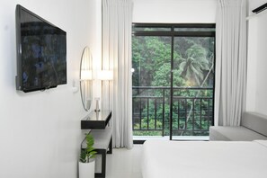 Desk, laptop workspace, free WiFi, bed sheets