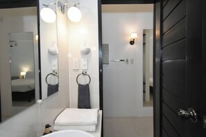 Hårtørrer, bidet, håndklæder, Sæbe