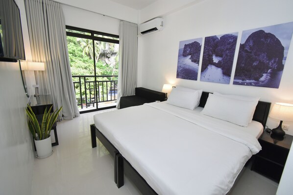 مكتب ومساحة عمل للكمبيوتر المحمول وواي فاي مجانًا وملاءات أسرّة