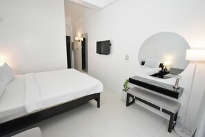 Desk, laptop workspace, free WiFi, bed sheets - BonBob Inn (El Nido)