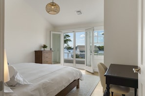5 bedrooms, desk, iron/ironing board, WiFi