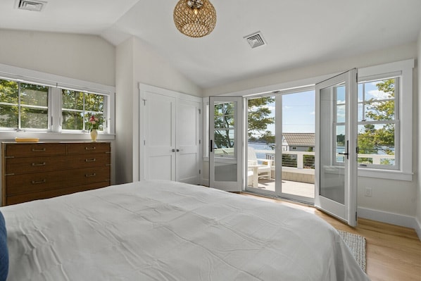 5 bedrooms, desk, iron/ironing board, WiFi