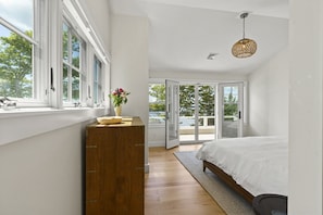 5 bedrooms, desk, iron/ironing board, WiFi