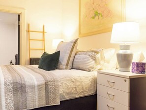 1 slaapkamer, een strijkplank/strijkijzer, internet, beddengoed