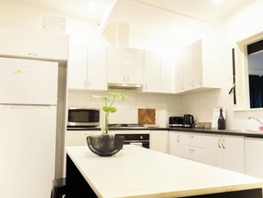 Een koelkast, een microgolfoven, een oven, een kookplaat