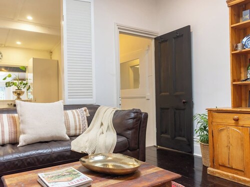 Secluded Botanic Bliss in the City – Free Parking