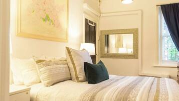 Desk, iron/ironing board, WiFi, bed sheets