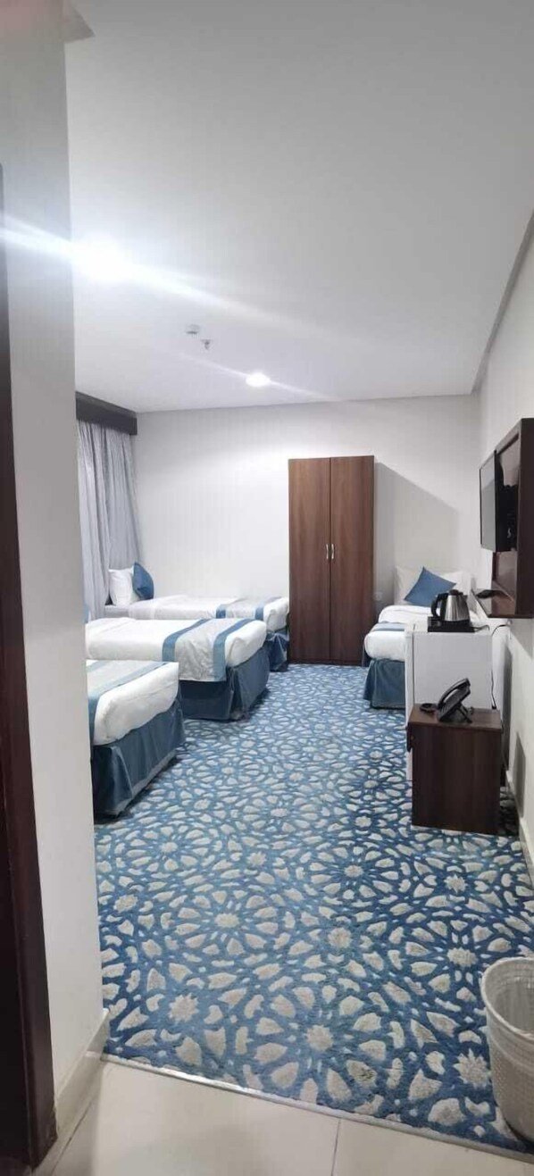 Basic Triple Room, City View | Desk, free WiFi