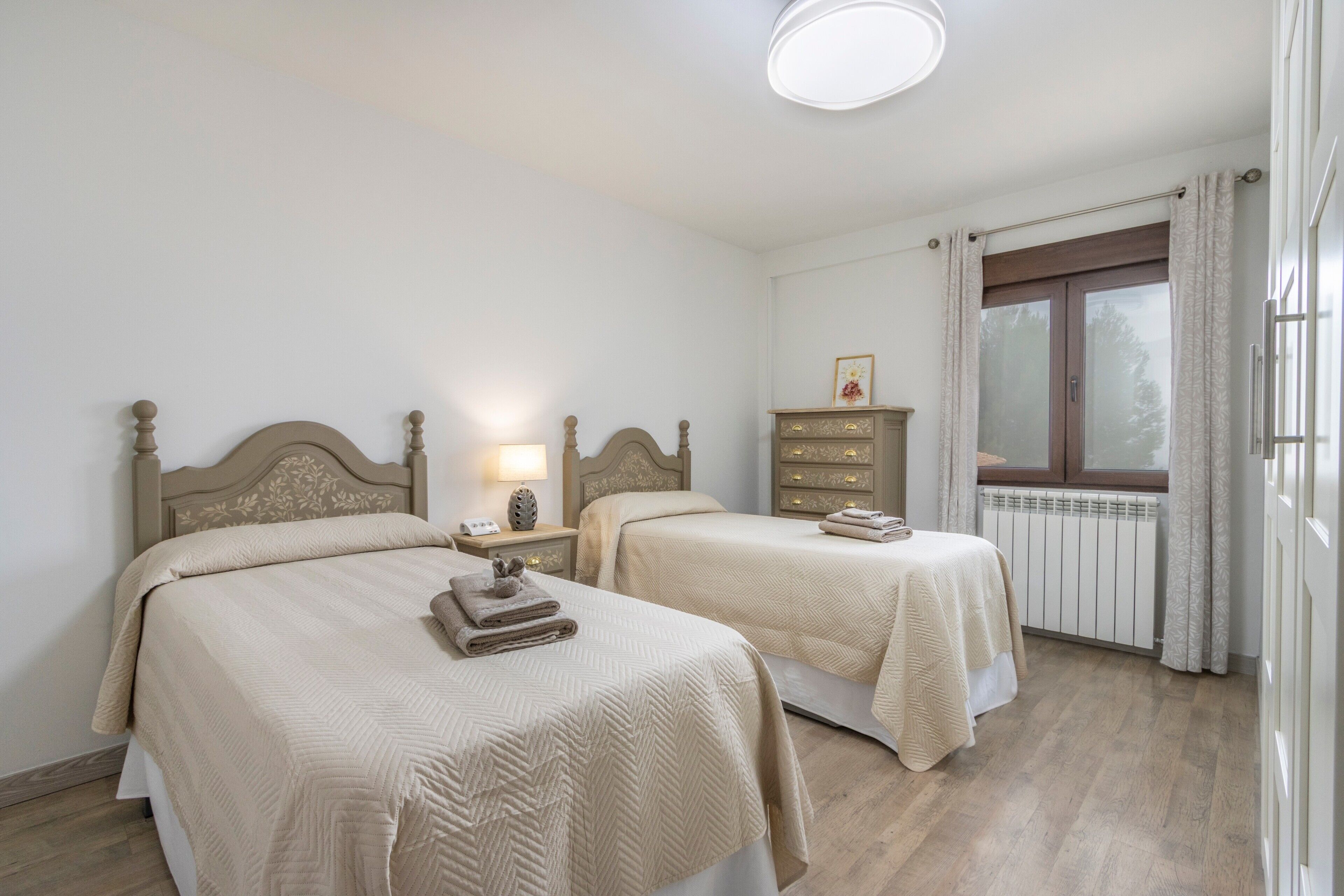 3 habitaciones, tabla de planchar con plancha, wifi y ropa de cama 