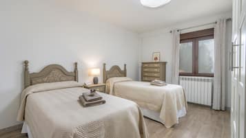 3 habitaciones, tabla de planchar con plancha, wifi y ropa de cama