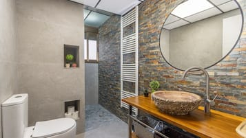 Een douche, een haardroger, handdoeken