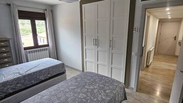 3 dormitorios, tabla de planchar con plancha, wifi y ropa de cama