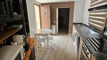 Frigorífico, microondas, horno y placa de cocina