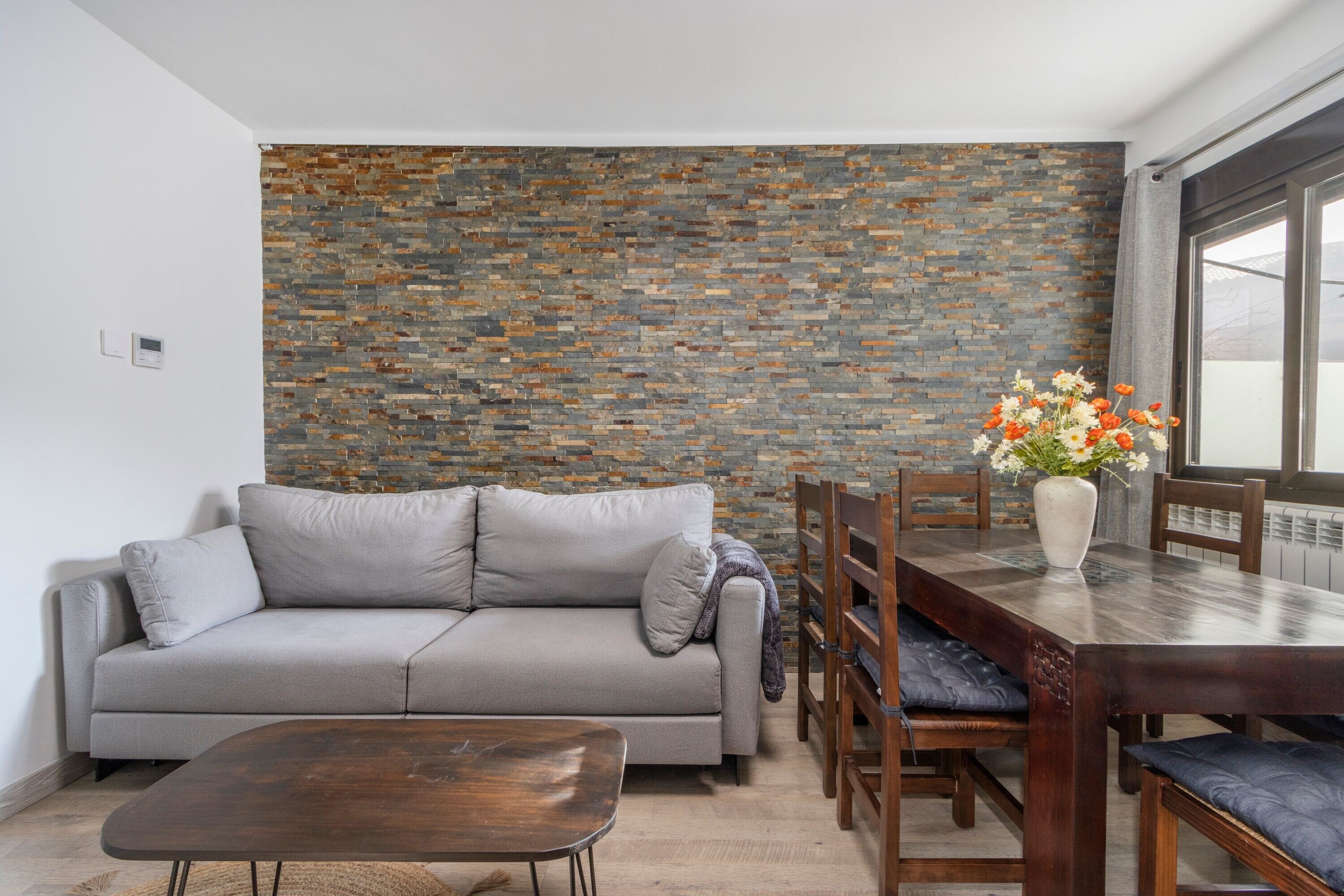 Een televisie en een tafeltennistafel