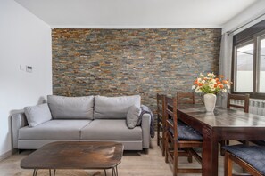 Fernseher, Kamin, Tischtennisplatte