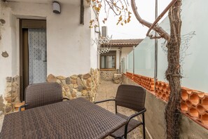 Outdoor dining - Holiday Home 'El Cierzo De Sediles' with Mountain Views, Wi-Fi & Air Conditioning (Sediles)