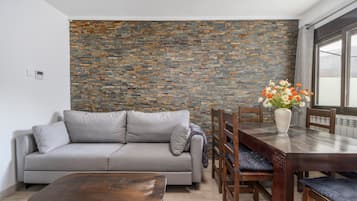 Televisión, chimenea, mesa de ping pong