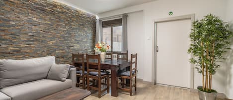 Televisión, chimenea y tenis de mesa