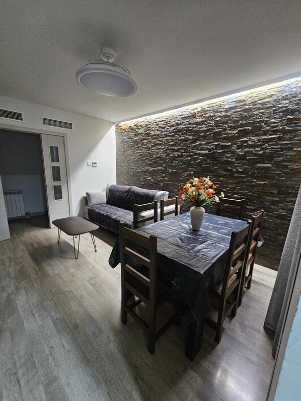 Téléviseur, table de ping-pong