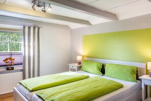 2 bedrooms, iron/ironing board, WiFi, bed sheets