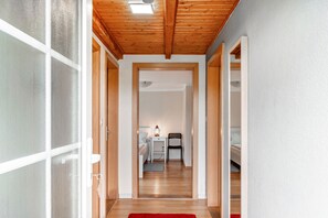 2 quartos, ferros/tábuas de passar roupa, Wi-Fi, roupa de cama