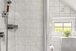 Ducha, artículos de higiene personal gratuitos y secador de pelo