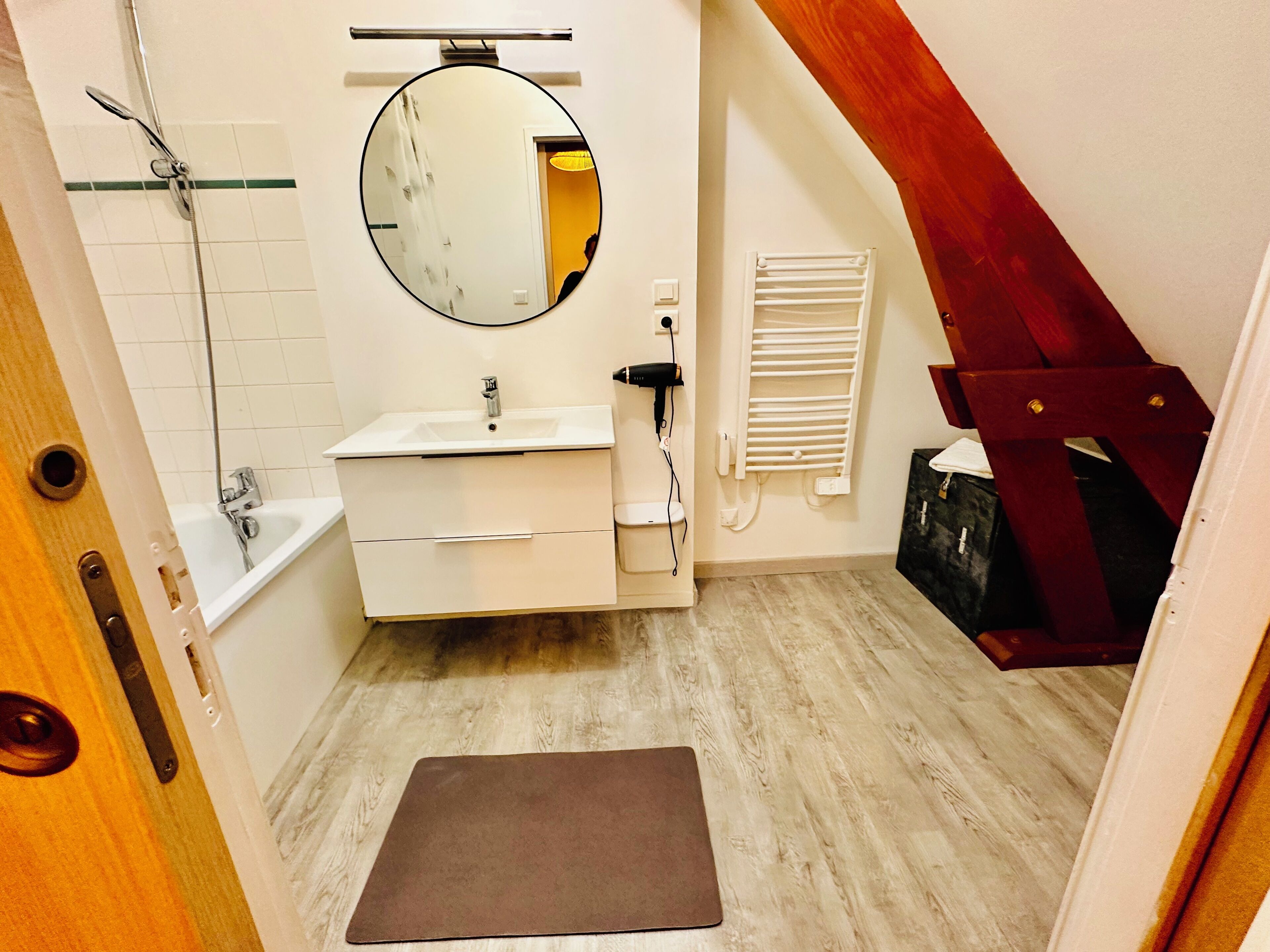 Een haardroger, handdoeken, zeep, toiletpapier