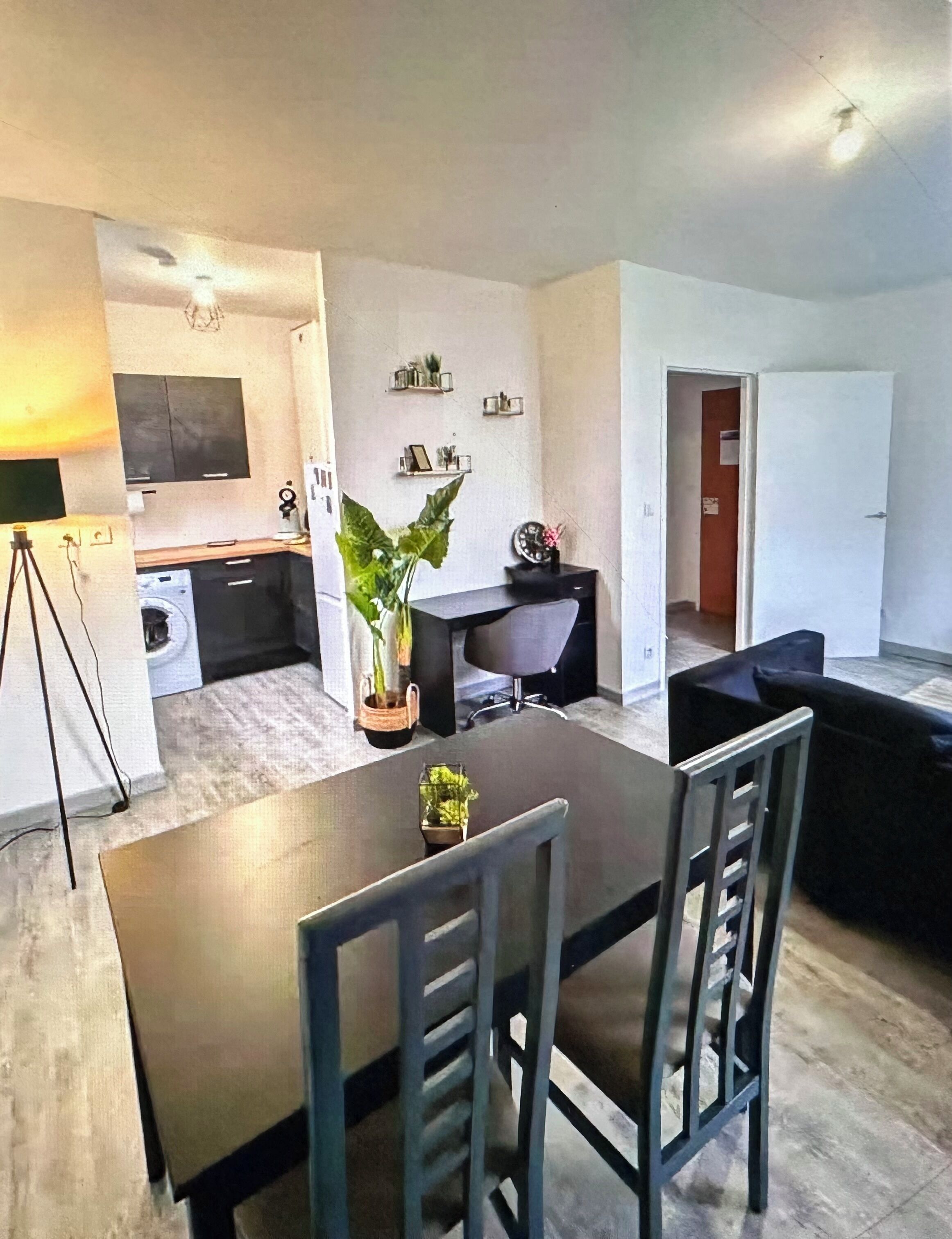 Een modern appartement met een eethoek, keuken en woonruimte.