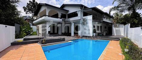 Hồ bơi ngoài trời