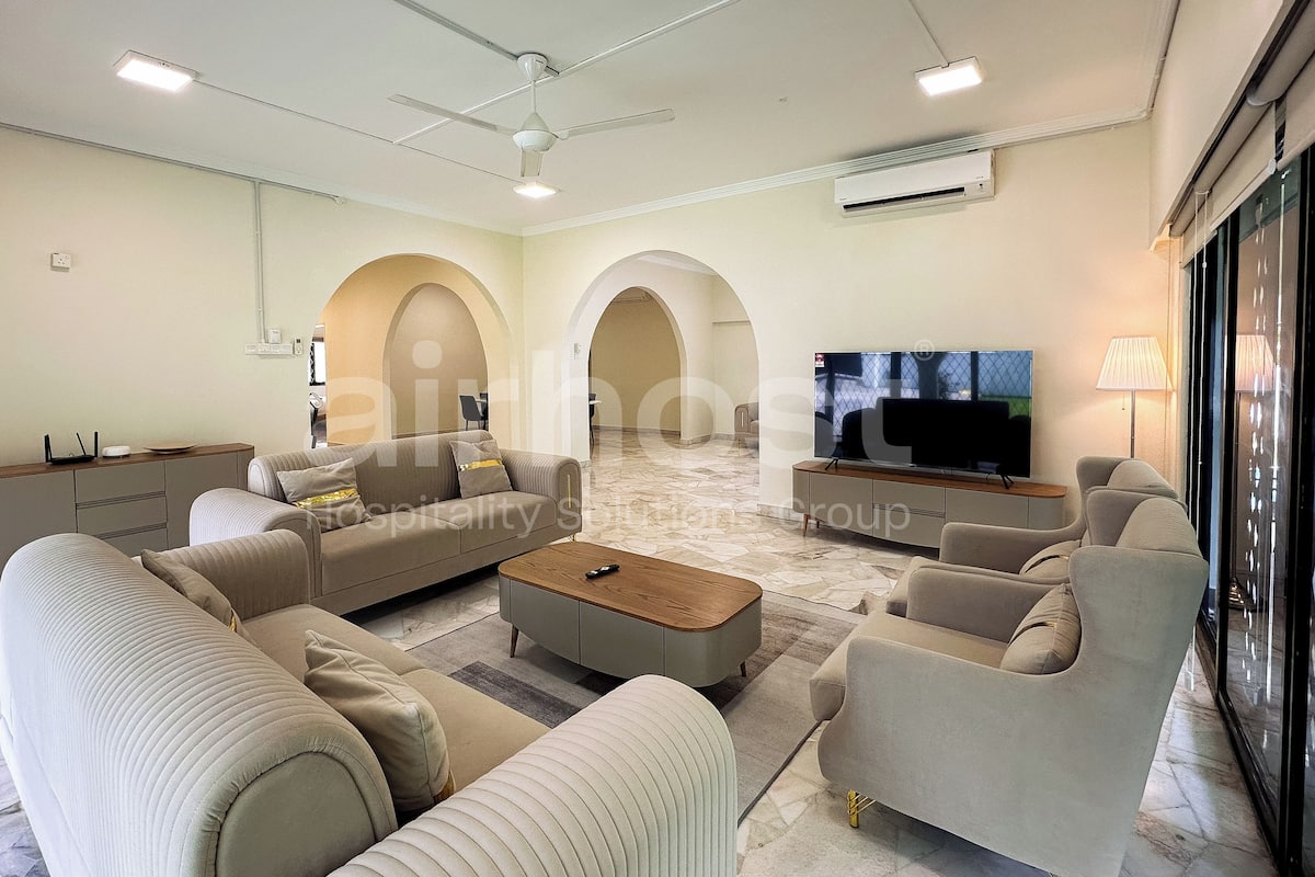 House, 5 Bedrooms, Balcony, Poolside | In-room dining
