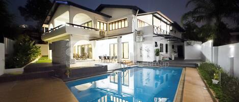 حمّام سباحة خارجي