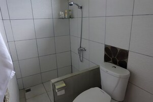 Habitación Confort doble, vistas al jardín | Baño | Ducha, artículos de higiene personal gratuitos, toallas y jabón
