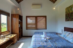 Quarto casal conforto, vista para o jardim | Escrivaninha, Wi-Fi de cortesia
