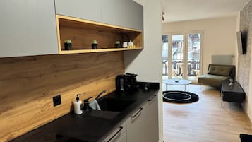 KĂŒhlschrank, Ofen, Herdplatte, Wasserkocher
