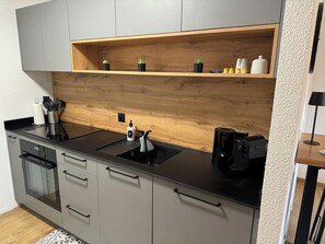 Kühlschrank, Ofen, Herdplatte, Wasserkocher