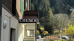 Un edificio con un letrero que dice “CHESERY” y una escalera que conduce a la entrada.