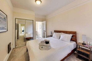 4 habitaciones, tabla de planchar con plancha y cuna de viaje 