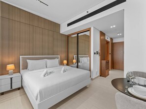 1 chambre, bureau, fer et planche à repasser, lit de bébé portatif