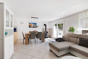 Una televisión, una chimenea