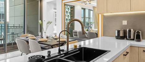 Kühlschrank, Mikrowelle, Ofen, Herdplatte