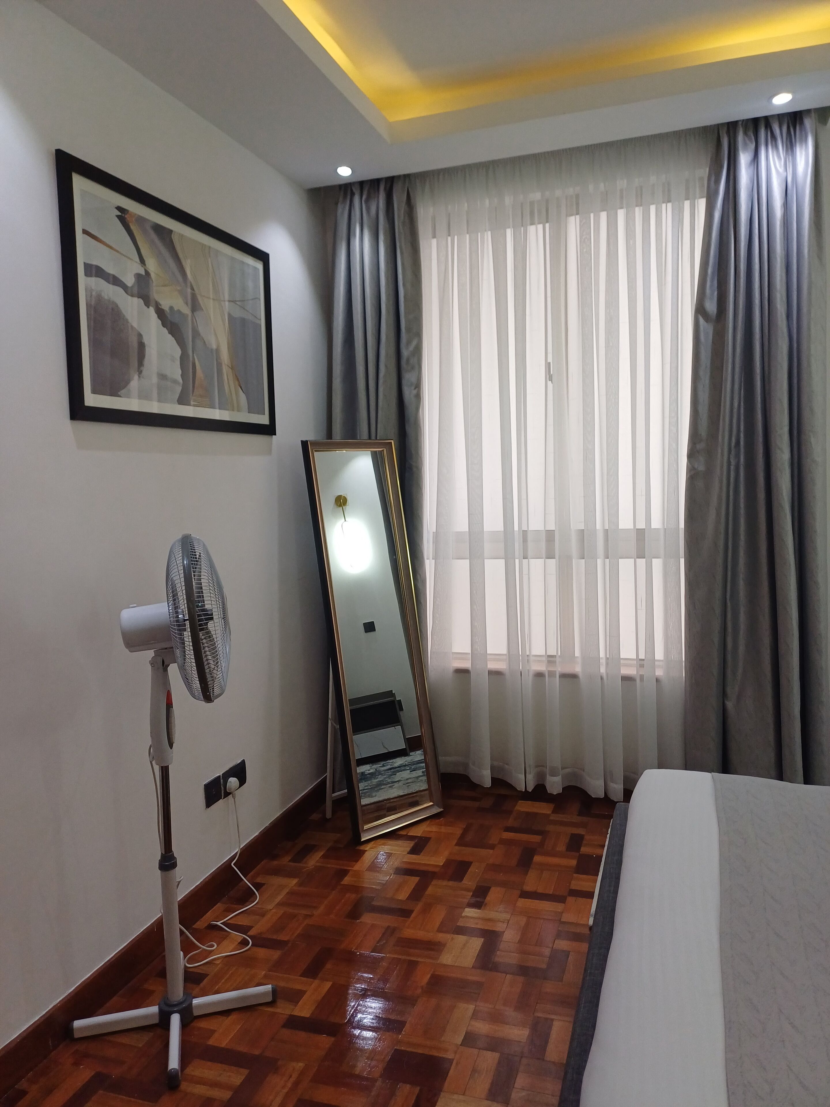 Laptop workspace, iron/ironing board, free WiFi